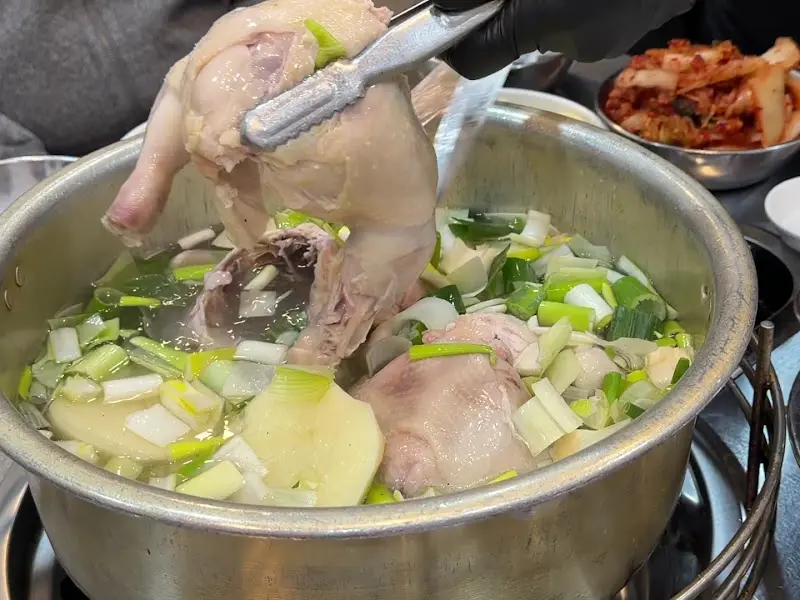 닭 한 마리가 통째로 들어간 냄비