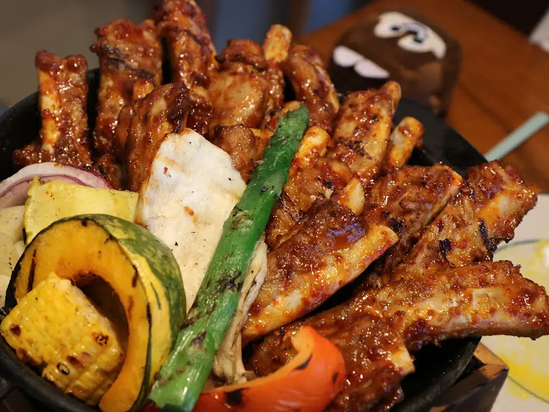 구운 야채와 함께 담겨진 갈비