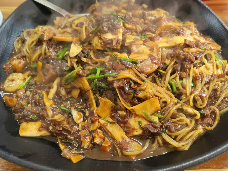 윤기가 흐르는 쟁반짜장