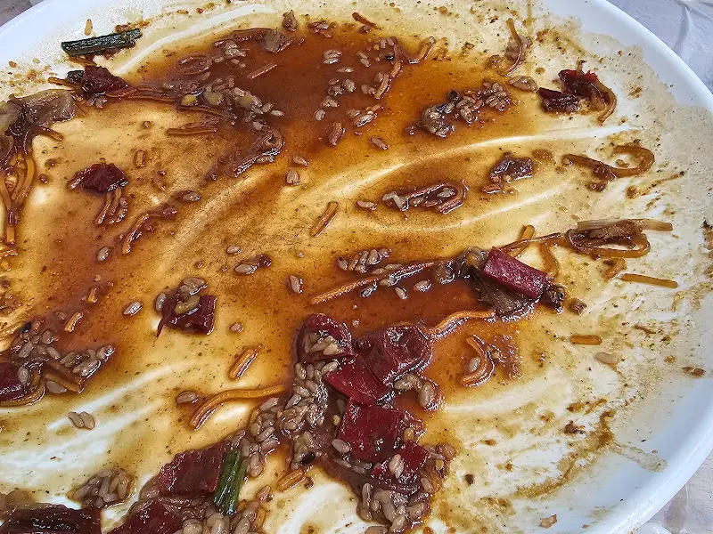 깨끗하게 비워진 찜닭 접시