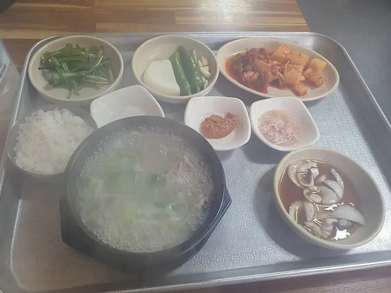 쟁반에 담긴 국밥