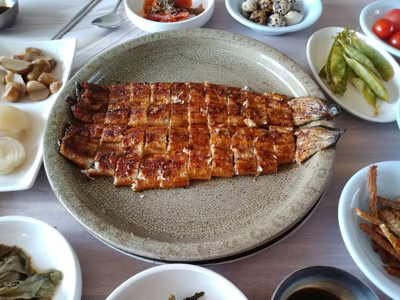 다양한 밑반찬과 함께 제공되는 장어구이