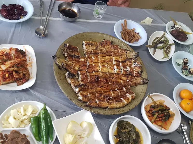 푸짐하게 차려진 장어 한 상