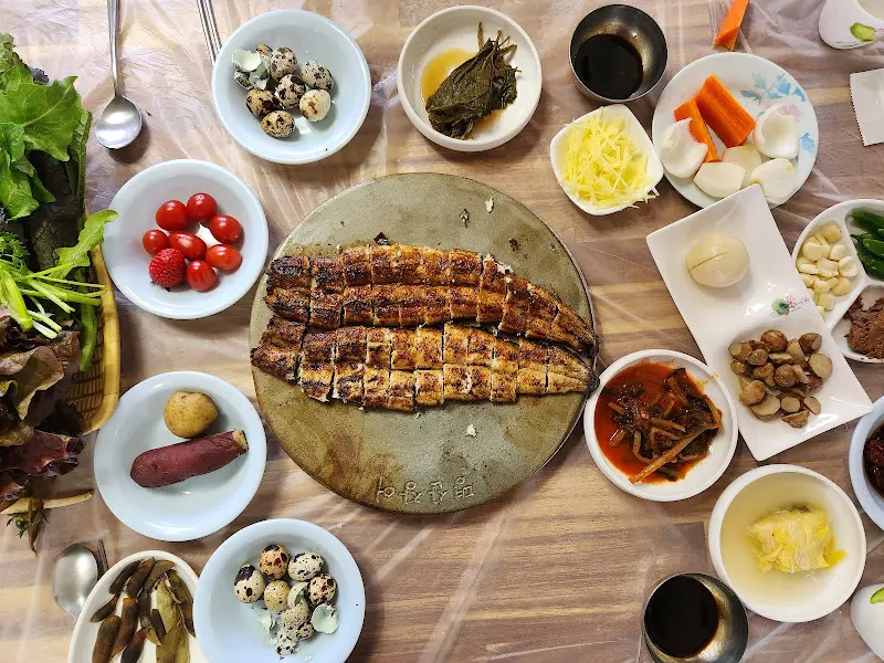 장어와 함께 제공되는 다양한 밑반찬