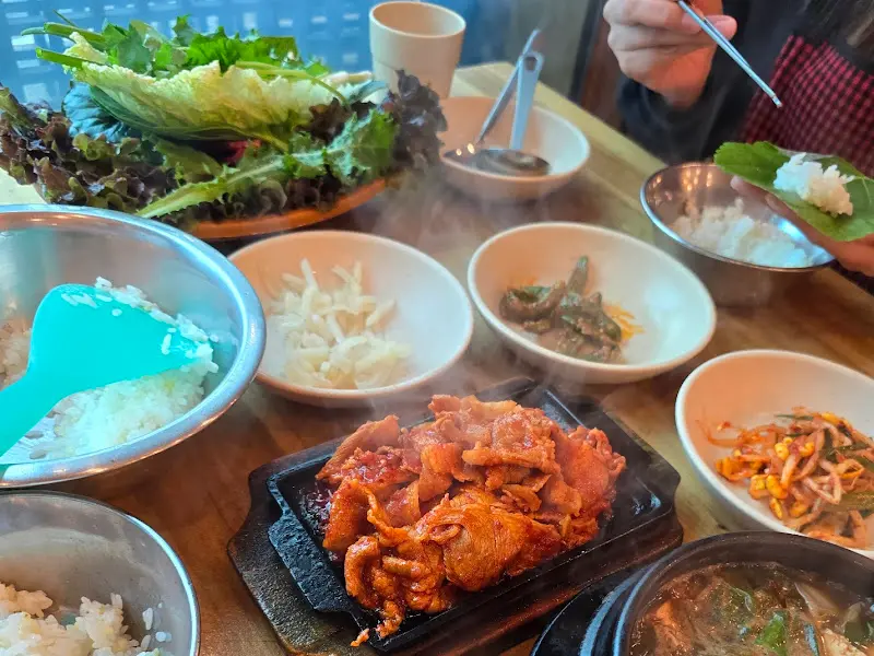 푸짐한 쌈 채소와 제육볶음, 된장찌개