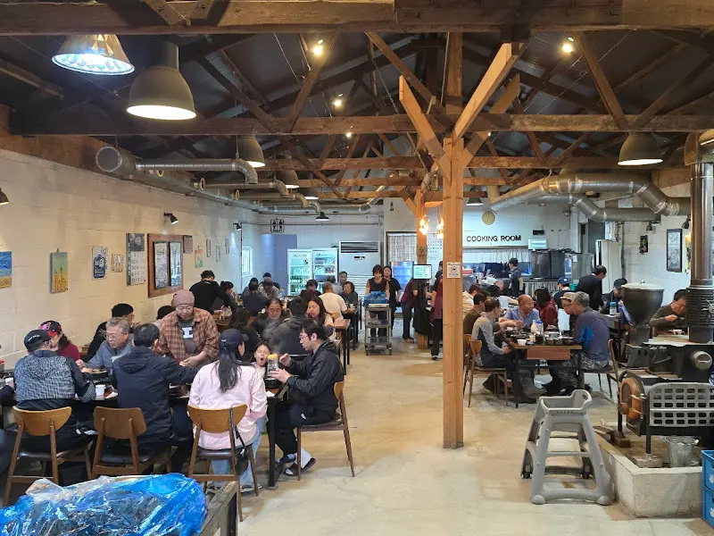 넓고 쾌적한 식당 내부