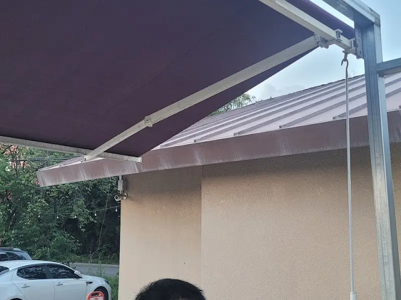 가게 외관의 일부