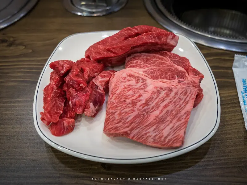 윤기가 흐르는 꽃등심과 갈비살