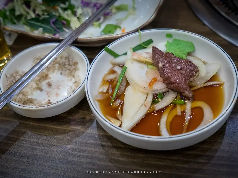 돌판 위에서 맛있게 구워지는 갈비살