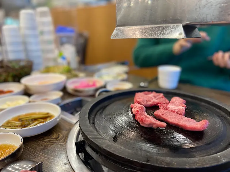 돌판에서 구워지는 한우