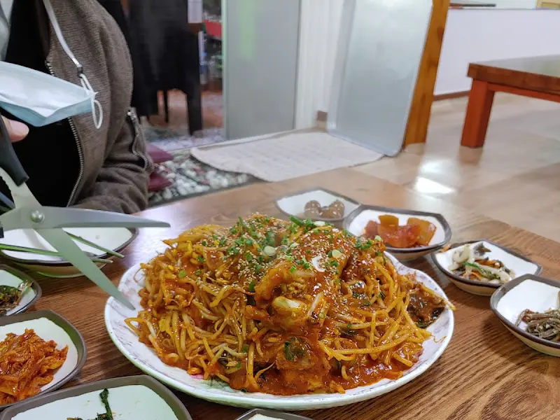 아구찜 먹는 모습