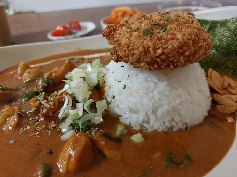 밥 위에 얹어진 튀김