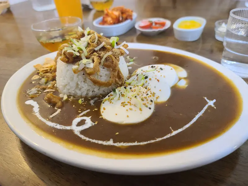계란이 얹어진 카레