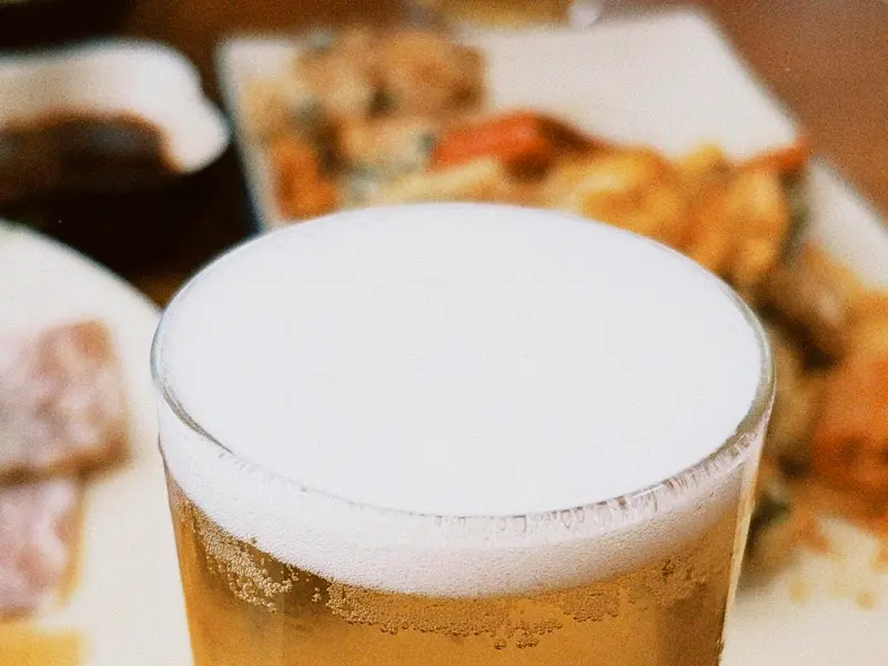 테이블 위에 놓인 맥주잔과 음식들을 찍은 사진