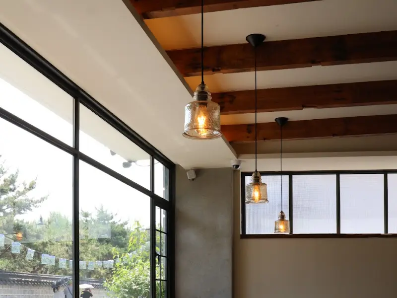 창밖으로 보이는 경기전 풍경