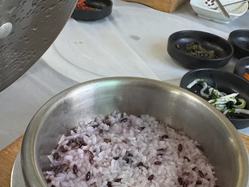 갓 지은 돌솥밥