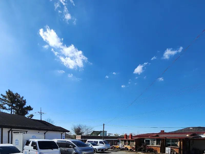 맑은 하늘 아래 가마솥밥집 전경