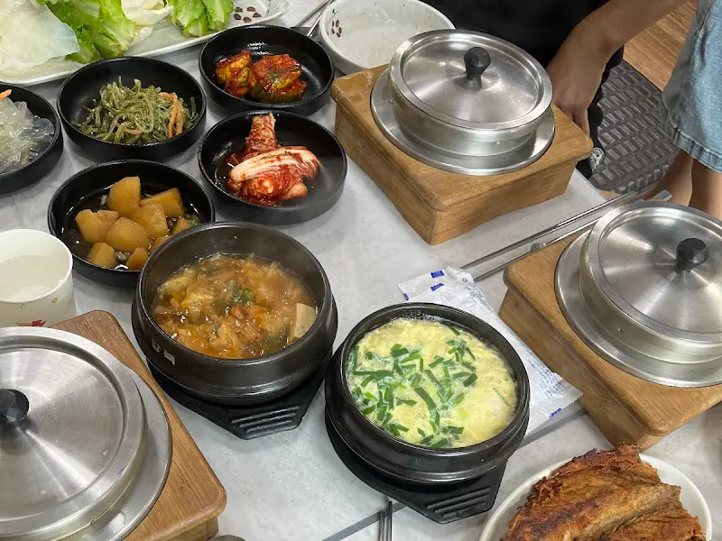 돌솥밥과 다양한 반찬들