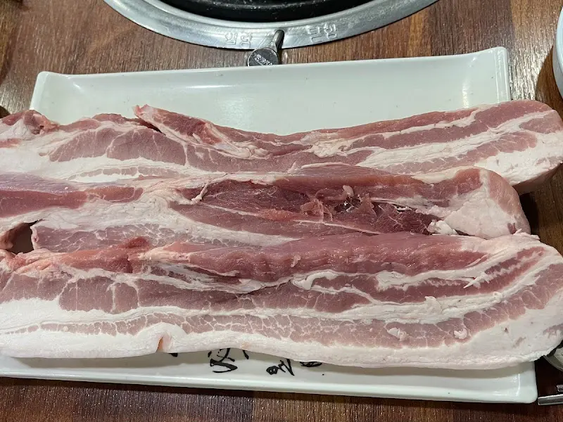 선명한 붉은 빛깔의 두툼한 삼겹살