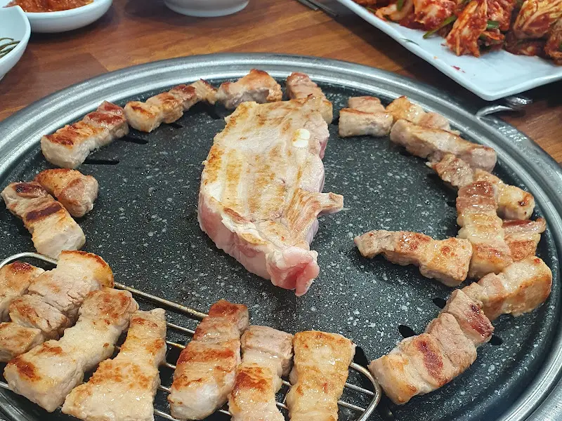 불판 위에서 맛있게 구워지고 있는 삼겹살