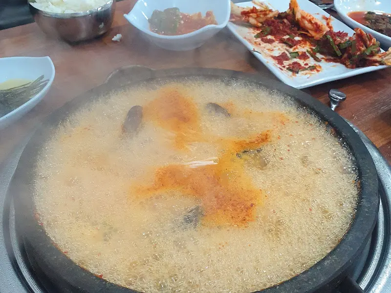해물이 듬뿍 들어간 된장찌개의 모습