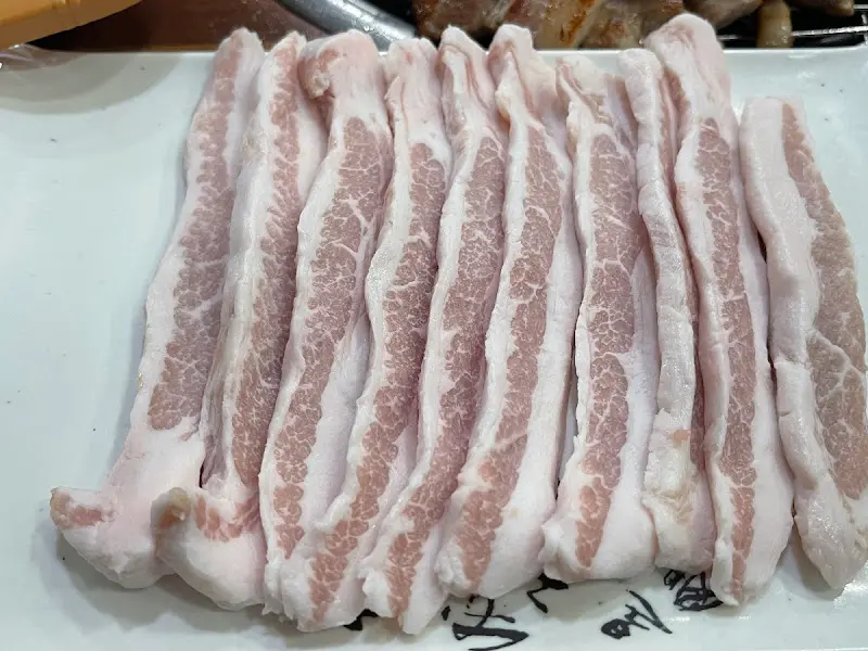 가지런히 놓인 삼겹살의 모습