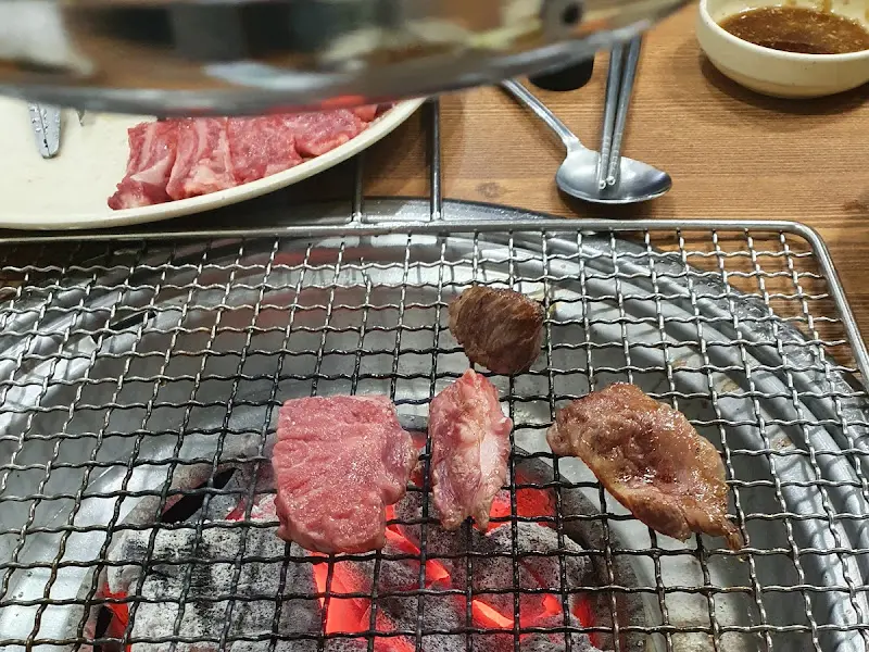 숯불 위에 구워지는 갈비살