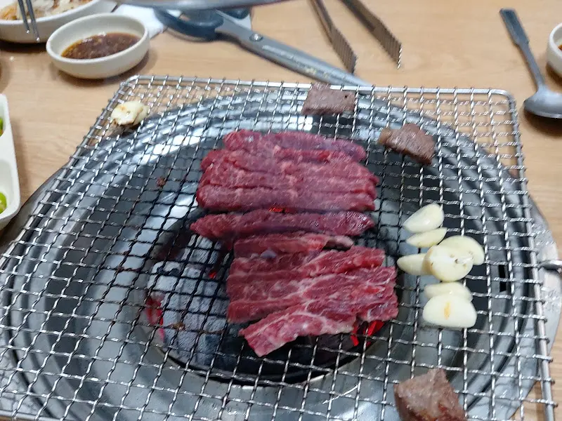 먹기 좋게 구워진 갈비살