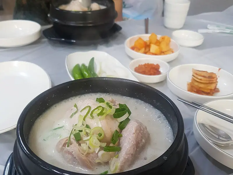 깨죽 삼계탕과 밑반찬