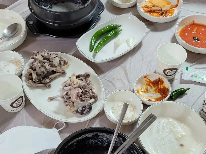 깨끗하게 비워진 뚝배기