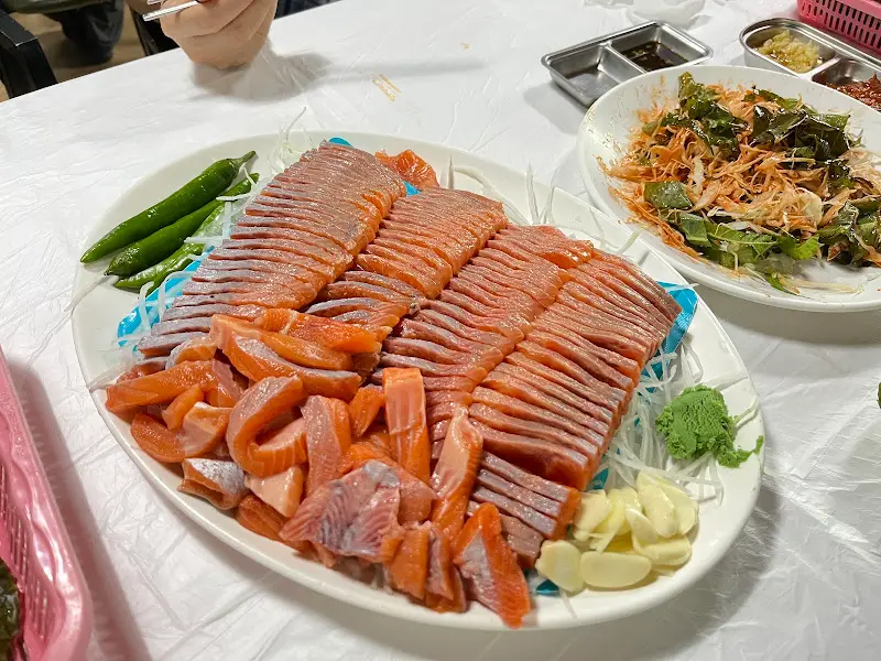 푸짐한 송어회 한 상