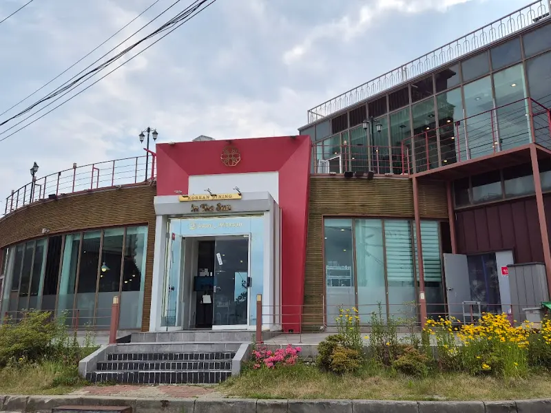 깔끔하고 모던한 분위기의 식당 외부