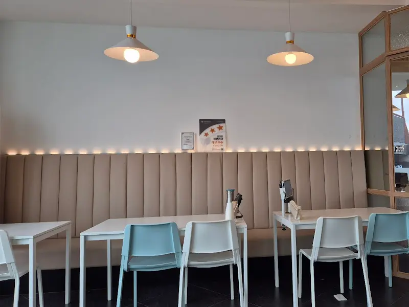 깔끔하고 쾌적한 식당 내부