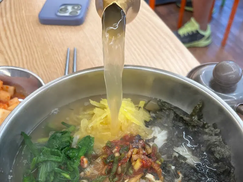 잔치국수에 육수 붓는 모습