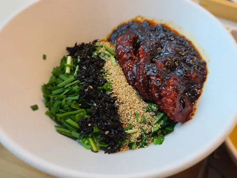 싱싱한 돌문어가 듬뿍 올려진 돌문어 덮밥