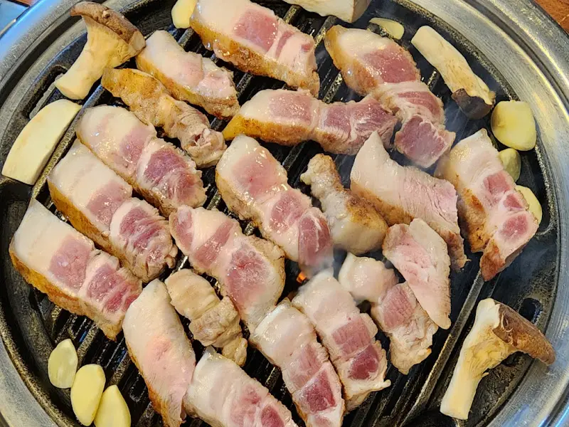 불판 위에서 익어가는 뚱돼지주먹구이