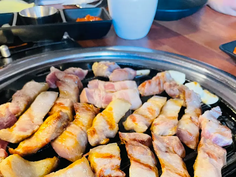 불판 위에 올려진 돼지고기