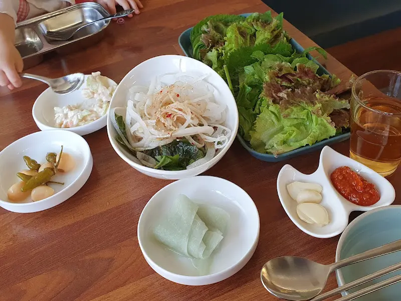 정갈하게 담겨 나온 뚱배의 밑반찬