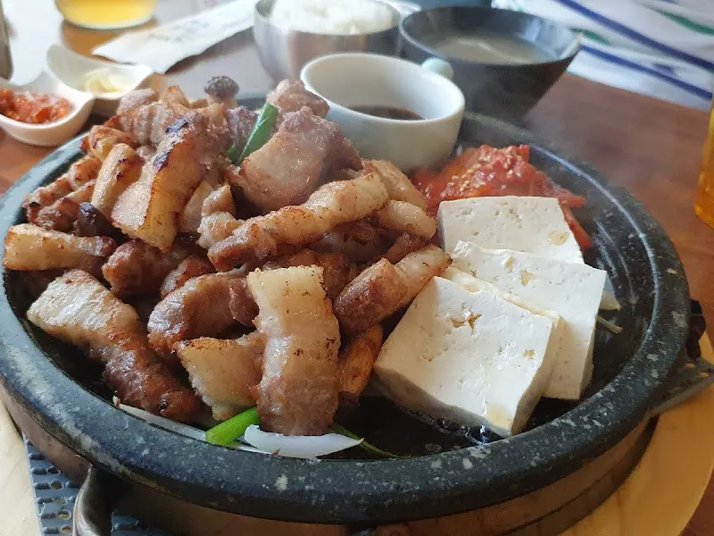 돌판 위에 올려져 나오는 숯불삼겹살