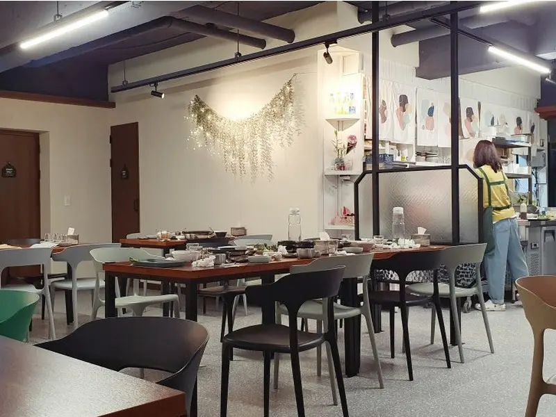 세련되고 깔끔한 뚱배의 내부 인테리어