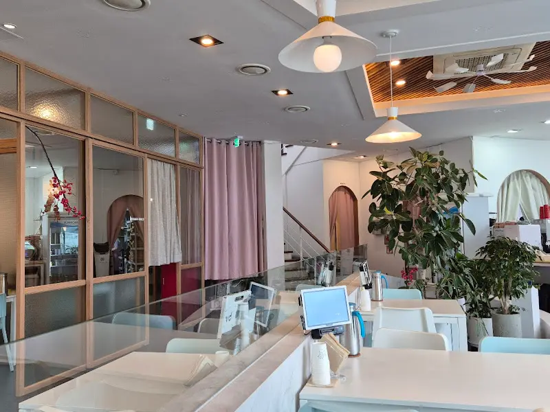 세련된 인테리어의 식당 내부