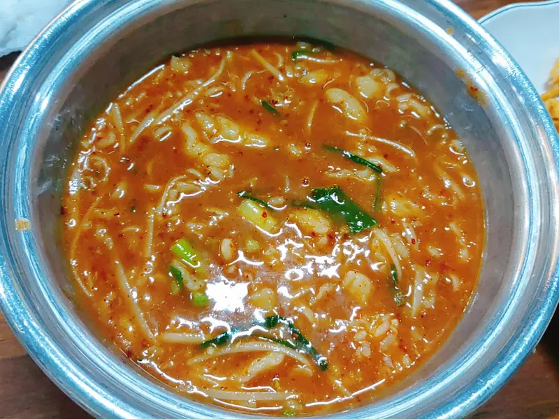 정갈하게 담겨 나온 밑반찬