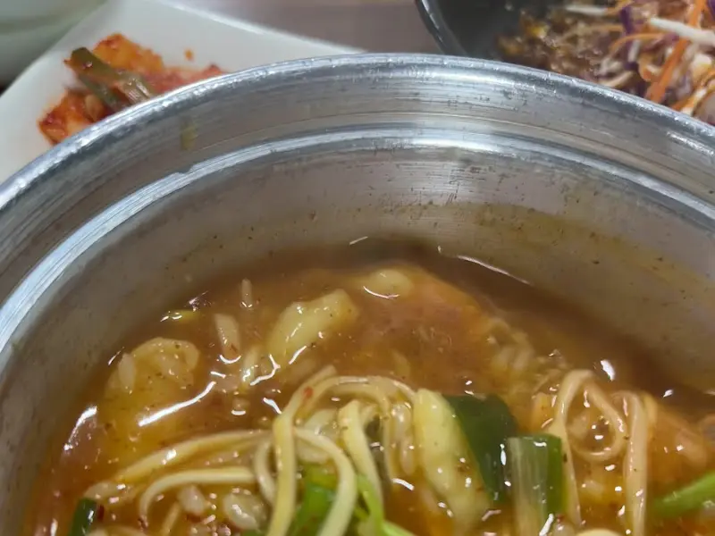 양은 냄비에 담겨 나온 어죽