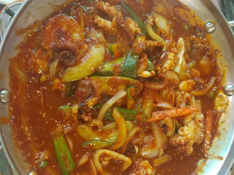 매콤해 보이는 해물 요리