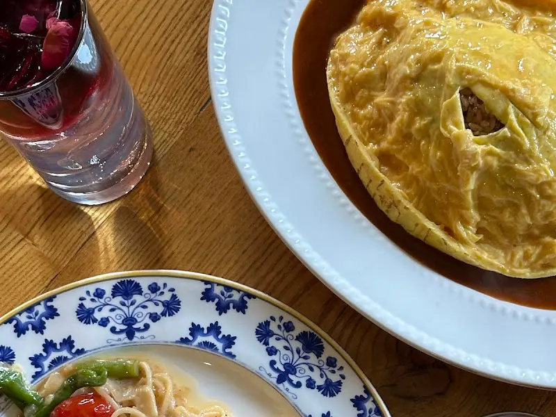 흑돼지 오믈렛과 푸짐한 샐러드