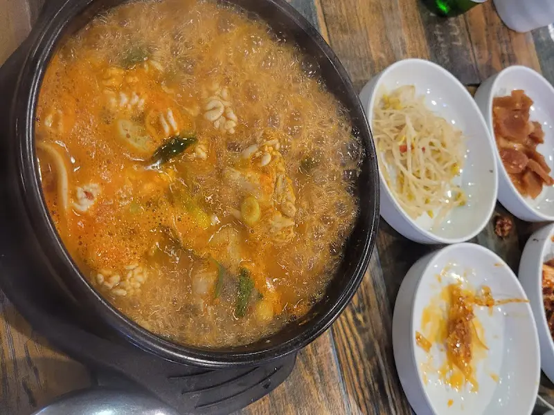 보글보글 끓고 있는 동아리탕