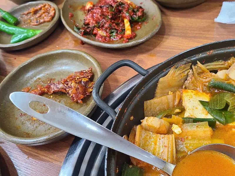 정갈하게 담긴 반찬들과 김치찌개의 모습