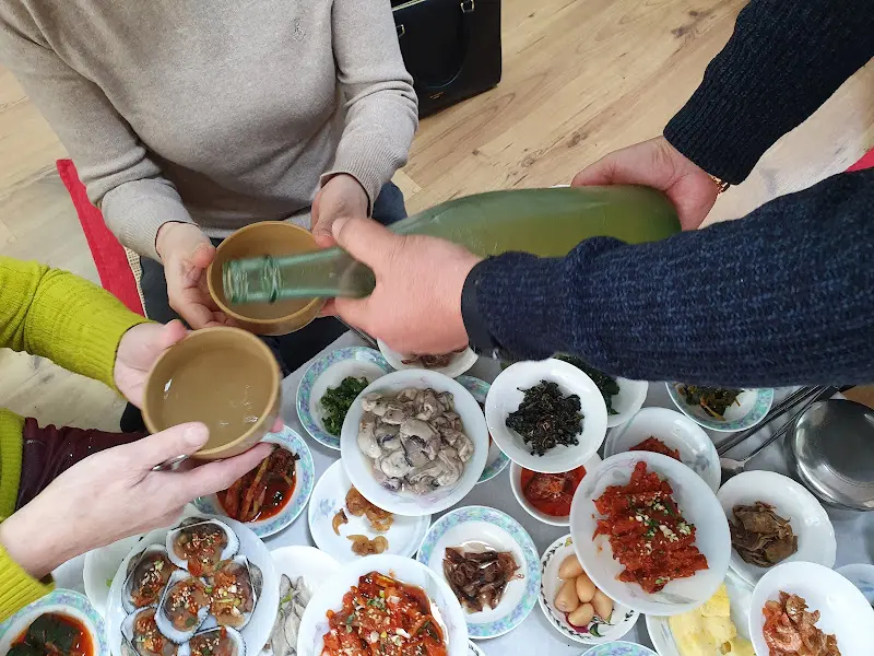 모주를 따라주시는 모습