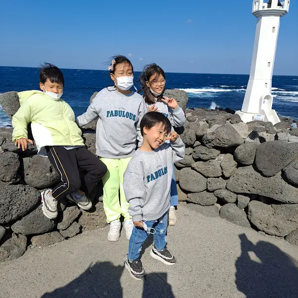 해변에서 뛰어노는 아이들