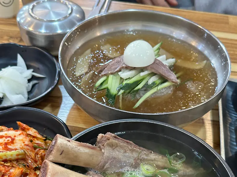 물냉면과 갈비탕이 함께 놓여있는 모습
